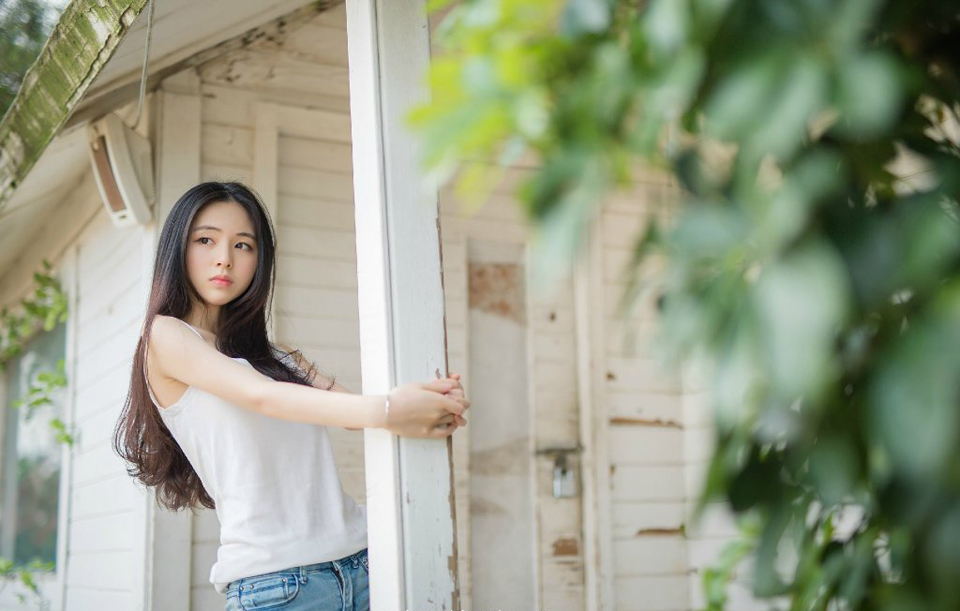 “即是主公之命，统岂敢不从。”庞统闻言松了口气，如今他要跟诸葛亮斗，最怕的就是有人从旁指手画脚，虽然吕征从小被吕布以精英培养方式来培养，但如今不过十岁，而且身份特殊，若让他来主事，难免掣肘。